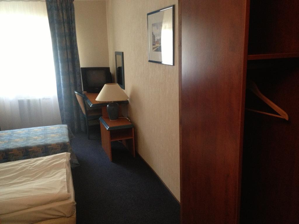 Hotel Tenishouse Marki  Szoba fotó