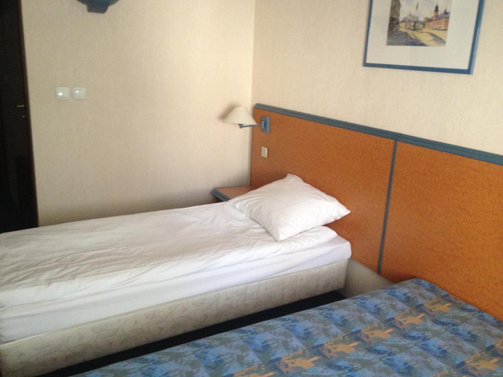 Hotel Tenishouse Marki  Szoba fotó